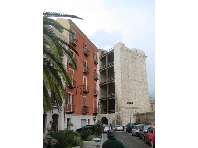 Cagliari: Via Santa Croce e la Torre dell'Elefante, Quartiere Castello