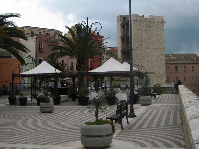 Cagliari: Via Santa Croce e la Torre dell'Elefante, Quartiere Castello