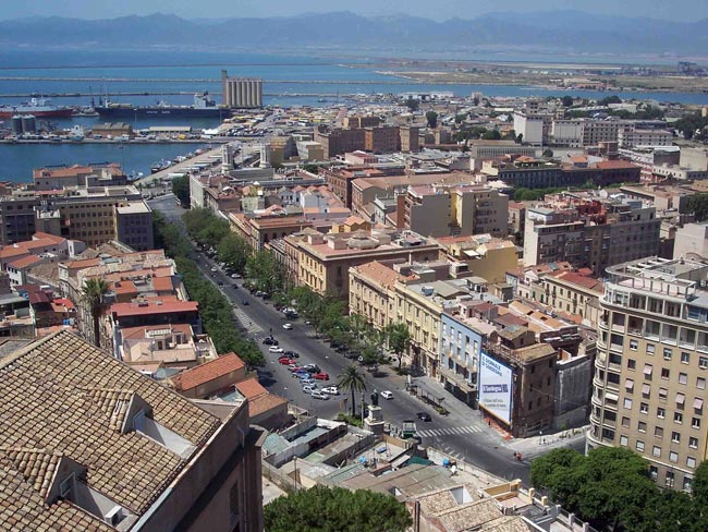 Cagliari: Largo Carlo Felice e il Porto visti dalle mura di Castello